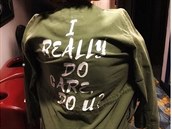 Tuto khaki bundu vynesla i Melania Trump. Jen na ní byl úpln opaný nápis -...