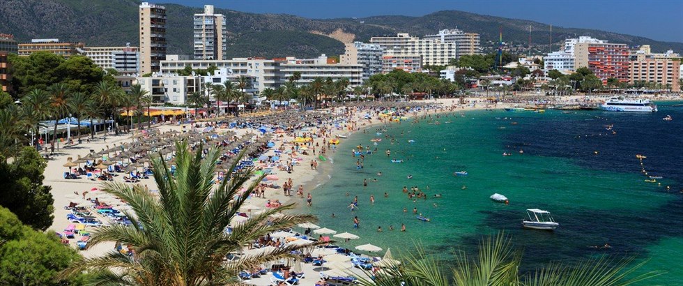 U est turist zemelo letos na Mallorce po pádu z balkonu.