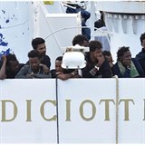 Migranti z Diciotti dr hladovku. Salvini vzkzal, e je mu to jedno.