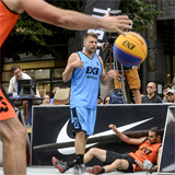 Ondej Dygrn fuje basketbalistm Humpolce. Z fotografie je jasn znt, kdo...