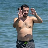 Italský ministr vnitra Matteou Salvini říká naháčům v kašně jasné NE.