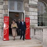 King’s College London pravidelně navštěvuje také britská královna Alžběta II.