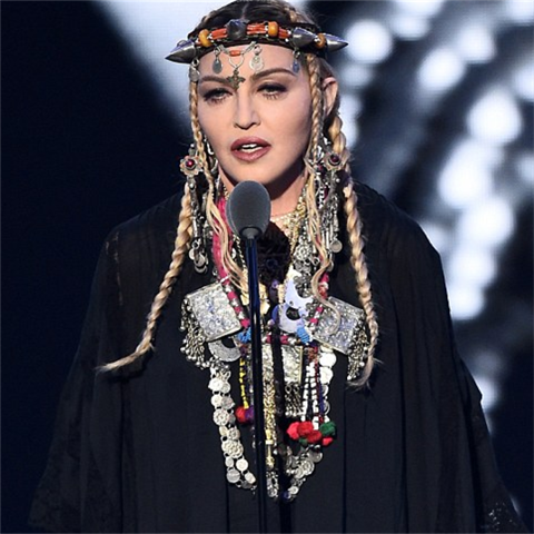 Madonna tomu svou pietn e nasadila korunu! Lid ji kritizovali, e mluvila...