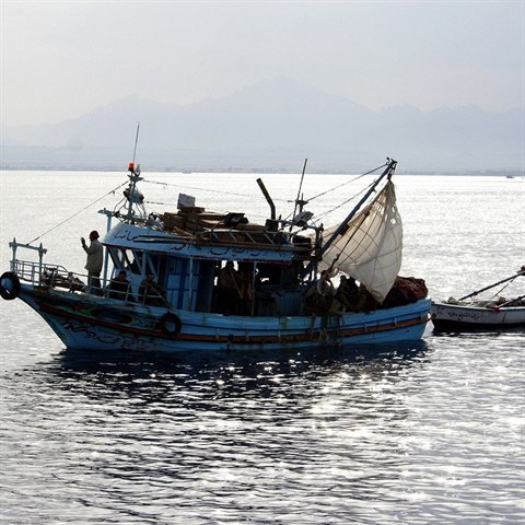 Migranti pipluli v rybsk lodi.