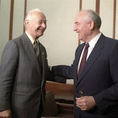 Alexander Dubek s Michailem Gorbaovem.
