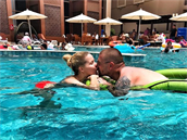 Láska v dubajském bazénu.
