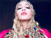 Madonna se zaíná stylizovat do stále exotitjích kostým.