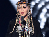 Madonna tomu svou pietní eí nasadila korunu! Lidé ji kritizovali, e mluvila...