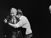 Václav Havel objímá Alexandera Dubeka.