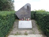 Pomník Alexandera Dubeka nedaleko místa osudné nehody.