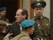 Zábr z filmu Dubek: Sovttí vojáci odvádjí Alexandera Dubeka.