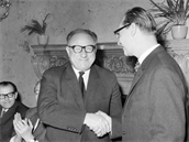 Kriegel s kolegou Alexanderem Dubekem, který se Sovtm nakonec podrobil.