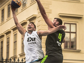 Ondej Dygrýn v souboji s hráem týmu Novi Sad. Srbové patí v basketbalu 3x3 k...