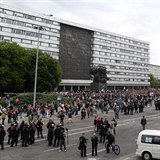 Vtinu protestujcch tvo obyvatel msta, kte se boj o svou bezpenost.