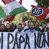 Krajn pravice protestuje u nboenskho centra v Rocca di Papa.