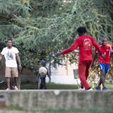 Uprchlci z Diciotti si as v nboenskm centru krt fotbalem.