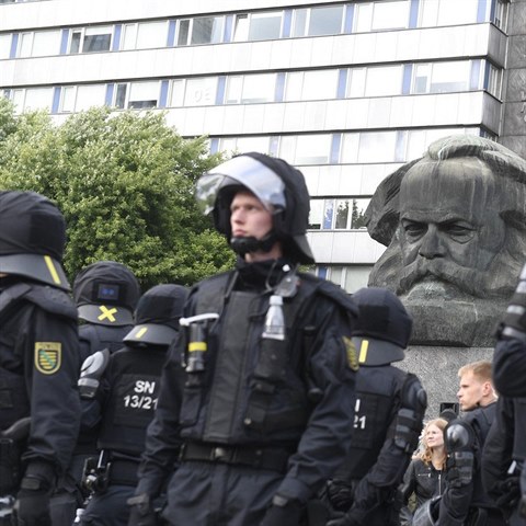 Na protesty dohlej stovky tkoodnc.