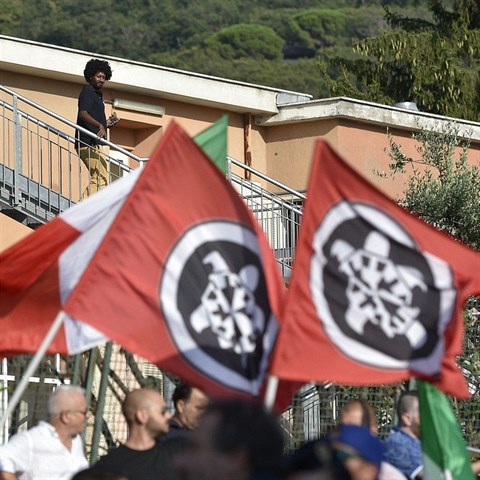 Jeden z migrant sleduje demonstraci krajn pravicovho uskupenCasapound.