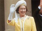 Dokonce i královna Alžběta nosila šaty nad kolena!