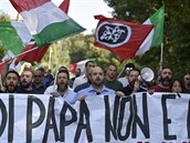 Krajní pravice protestuje u náboenského centra v Rocca di Papa.