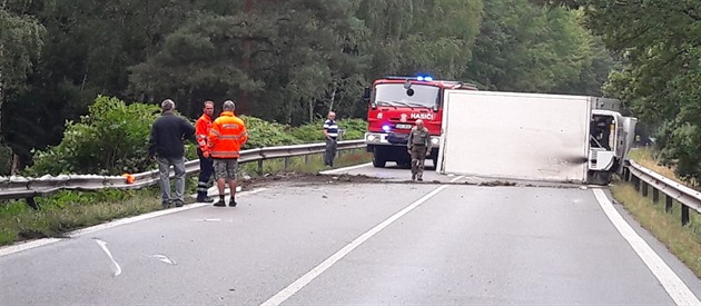 Taha skonil mimo silnici, skíový mrazák blokoval vozovku.