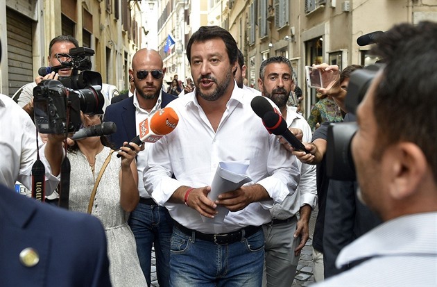 Matteo Salvini je stíhán kvli tomu, e nechtl pustit lmigranty do Itálie.