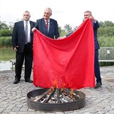 Miloš Zeman pálí červené trenýrky.