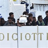 Uprchlci strvili na lodi 10 dn.