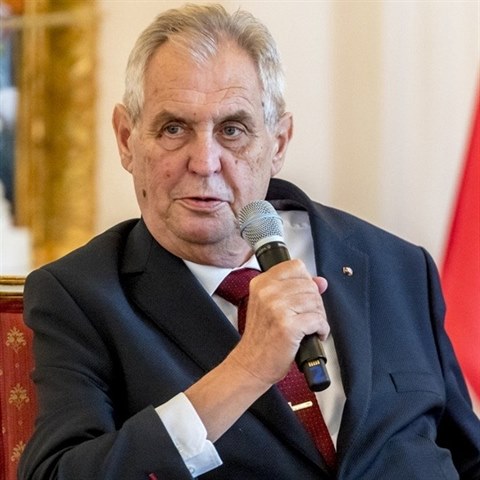 Zeman vyrazil do koly, kde na nj ekaly erven trenrky a kik.