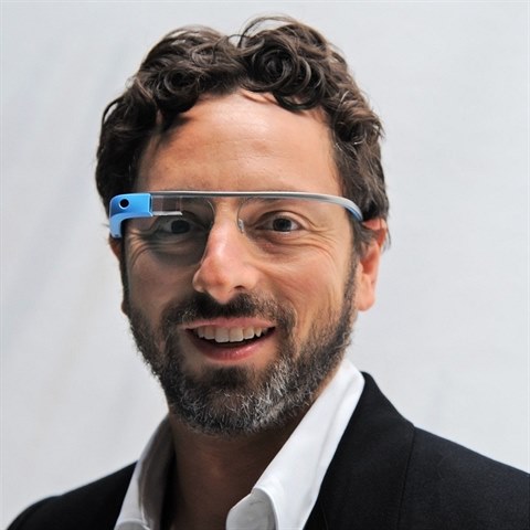 Zakladatel Sergey Birn s brlemi Google Glass.