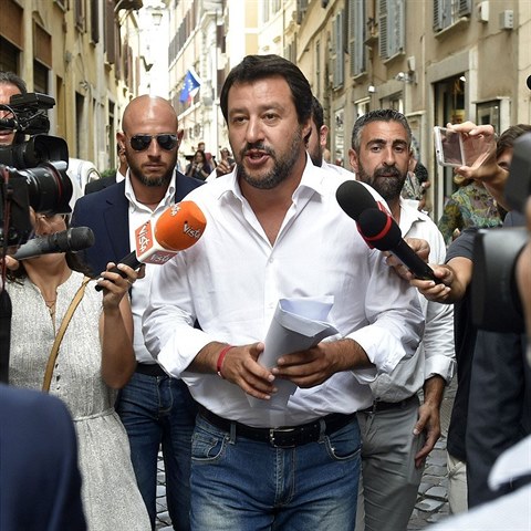 Matteo Salvini je sthn kvli tomu, e nechtl pustit lmigranty do Itlie.