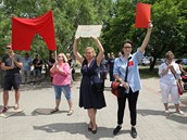 Lidé proti Zemanovi protestují poád.