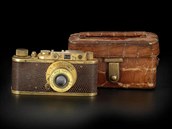 Zlatý fotoaparát Leica.