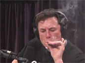Elon Musk si popotáhl jako zkuený huli.