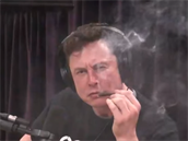 Musk marihuanu ouchal, jako by snad byl v její konzumaci sbhlý.