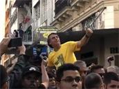 Brazilský Trump Jair Bolsonaro se zdraví se svými fanouky.