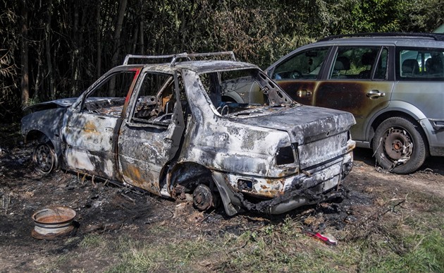 Auta byla odstavena v ulici Pod Pracovem na travnaté ploe za lávkou pro pí...