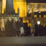 Tom a Zendaya na Karlov most.