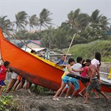 Na Filipnch probhaj ppravy na tajfun Mangkhut.