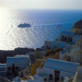 Santorini je velmi populárním cílem výletních lodí.