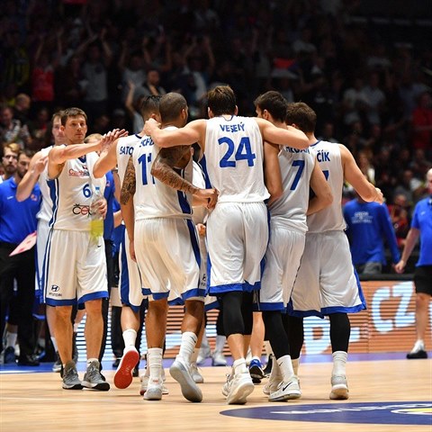 Basketbalov radost po vhe nad Ruskem.