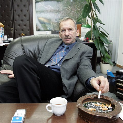 Sentor Jaroslav Kubera se svch neest v podob cigaret a kvy nehodl vzdt.