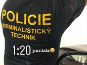 Policejní technik zajiuje stopy z Jágrova BMW.