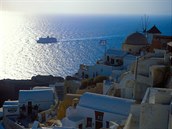 Santorini je velmi populárním cílem výletních lodí.