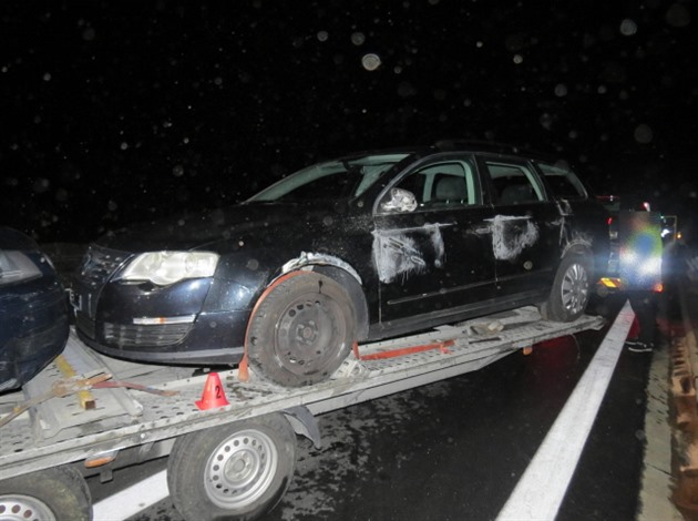 idi havaroval na D6, pokodil i peváené automobily.