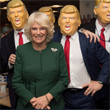 Vévodkyně z Cornwallu na charitativním dnu s maskami Donalda Trumpa.