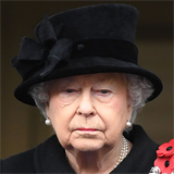 Královna Alžběta v černém na uctění památky vojáků a civilistů, kteří se...