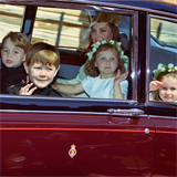 Kate Middleton s dtmi a druikami bhem svatby prince Harryho a Meghan Markle.