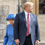 Královna Alžběta během návštěvy Donalda Trumpa. Údajně přijel se zpožděním,...