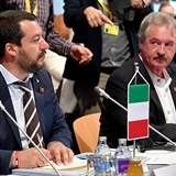 Italsk ministr Matteo Salvini se na konferenci ve Vdni pustil do...